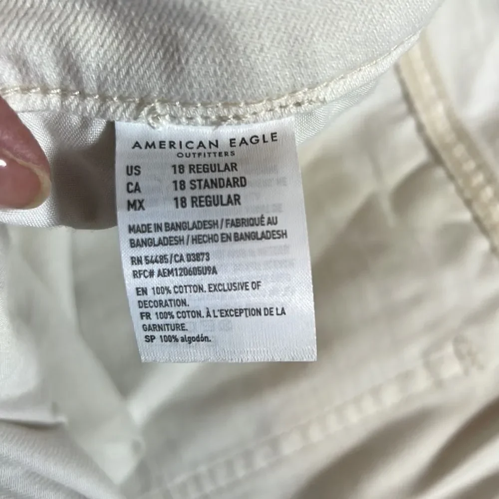 AMERICAN EAGLE Women’s 90s Boyfriend High Rise Distressed Jeans White Size 18